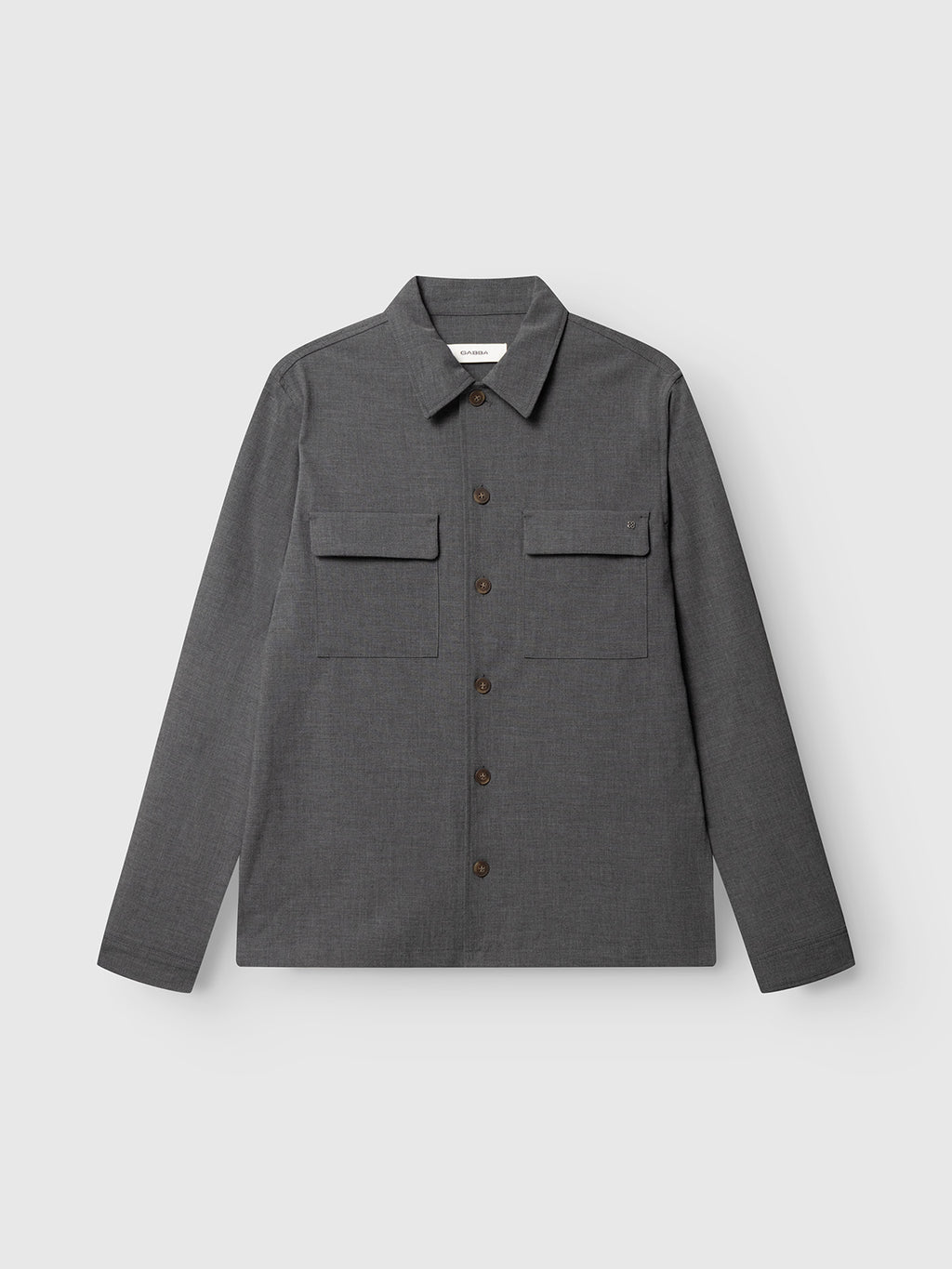 The Gabba GABtogger Push Phin LS Overshirt GRS in dark grey is a regular fit shirt jacket crafted from a soft wool-viscose blend. Featuring a collar and two chest flap pockets, this layering essential effortlessly combines comfort and style for everyday wear. Shown against a plain white background.